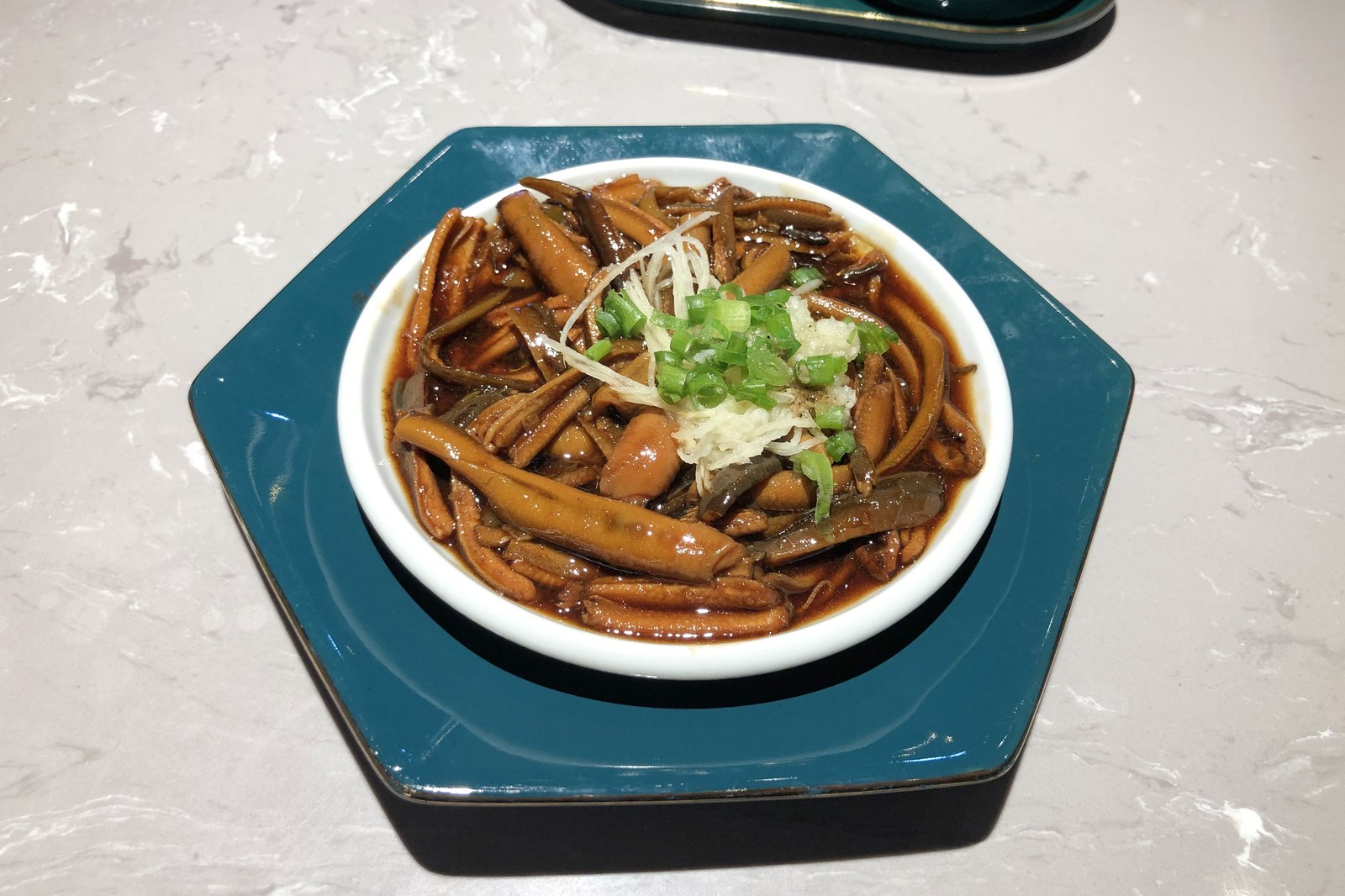 Shanghainese stir-fried shredded eel with hot oil and ginger