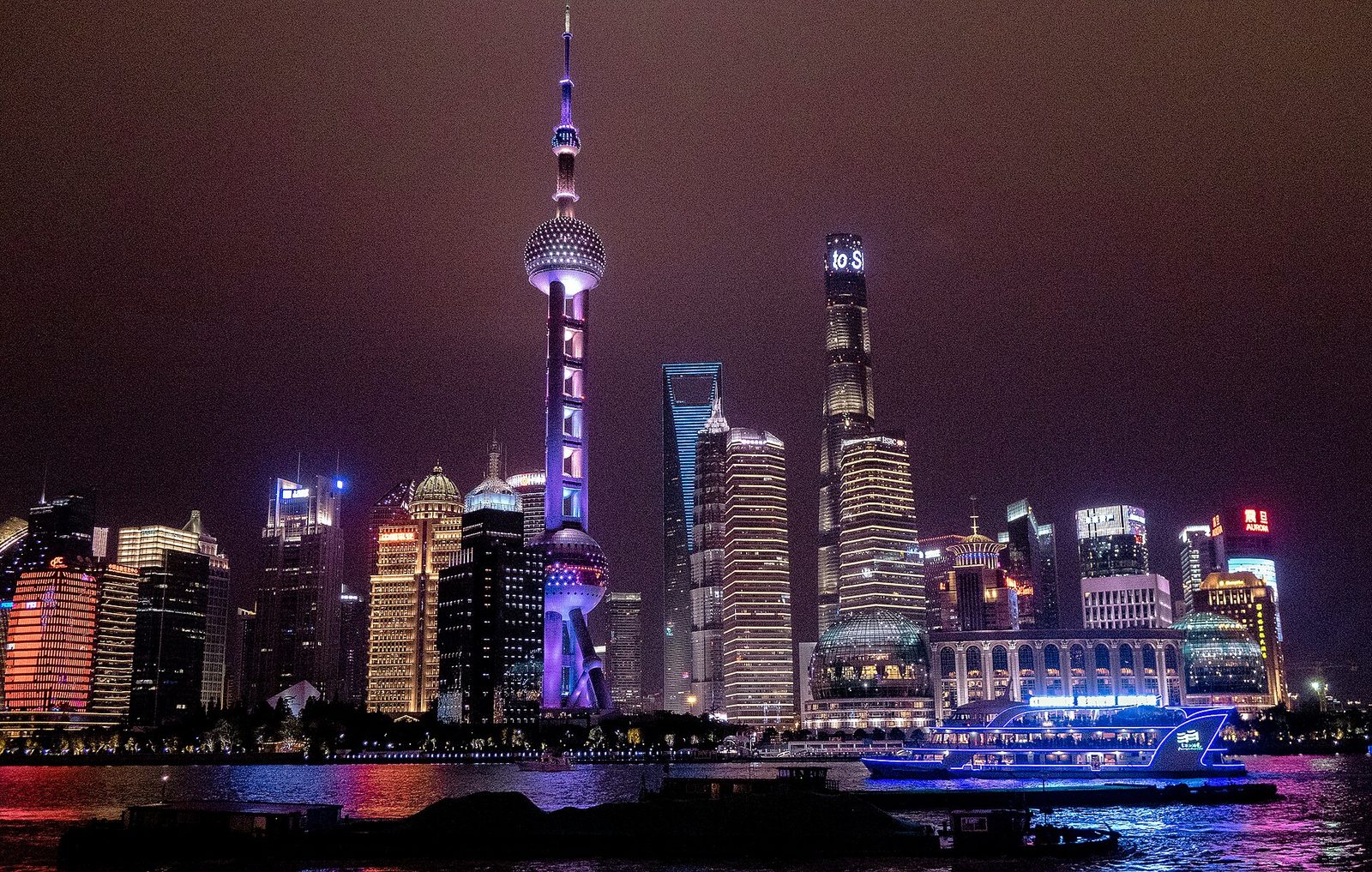 Lujiazui skyline at night seen from the Bund