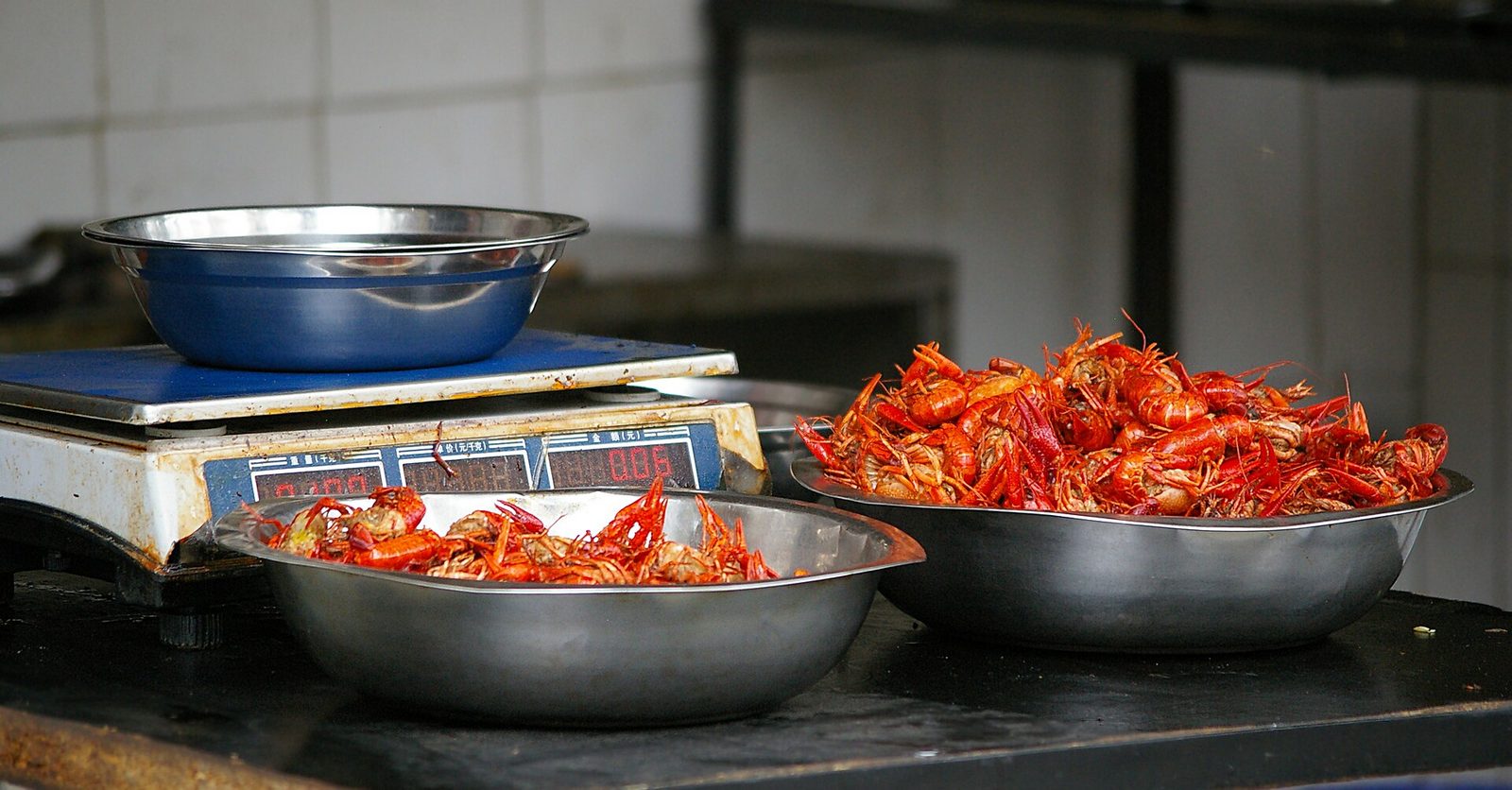 Shanghai street-food crawfish at a market stall